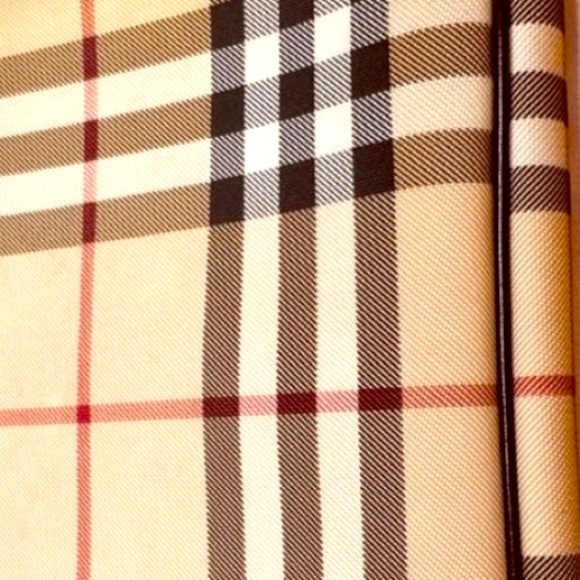 WOW POSHMARK - FESTIVAL READY Authentic Burberry Crossbody w/Hands-free Freedom! - Picture 4 of 12